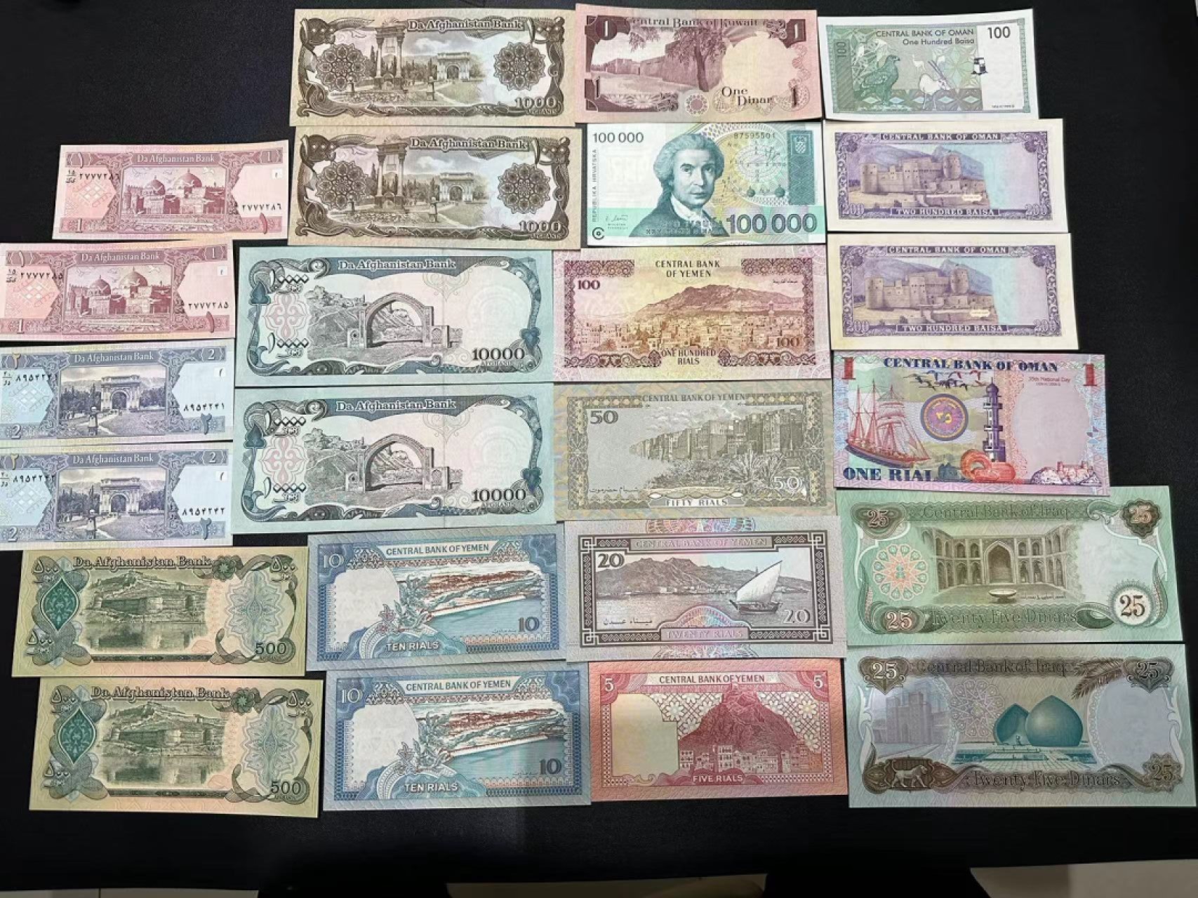 《外钞收藏家》第二百五十一期 24张纸币一起 绝大部分全新 有个别品相不好 请细看 有几张有潮