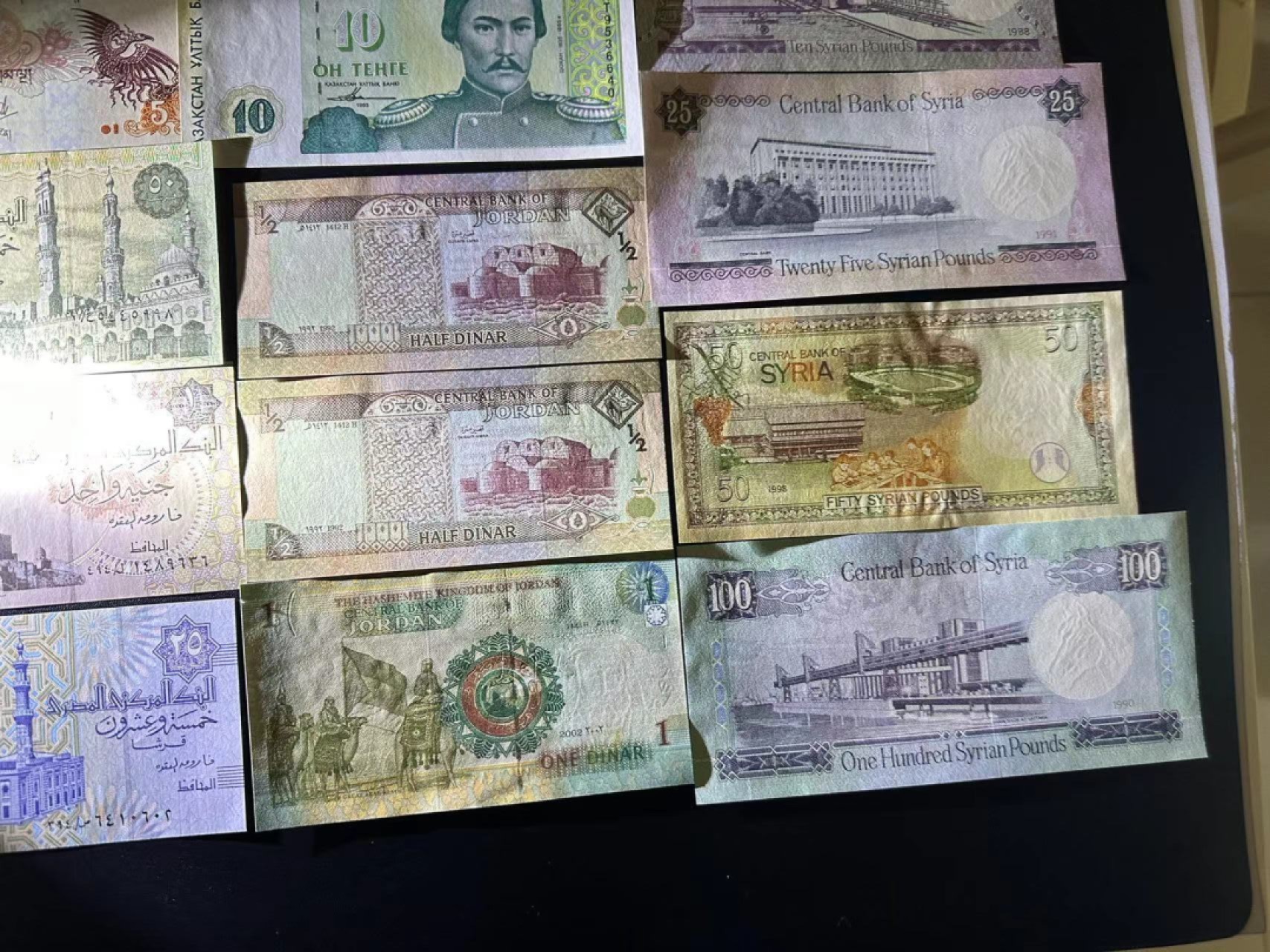 《外钞收藏家》第二百五十一期 19张纸币 一起 全新有几张有轻微潮