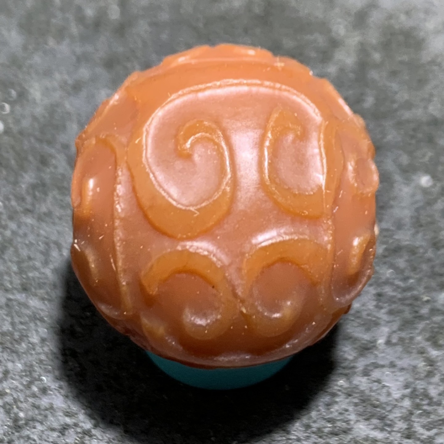 精美柿子红玛瑙雕刻回纹珠一颗，