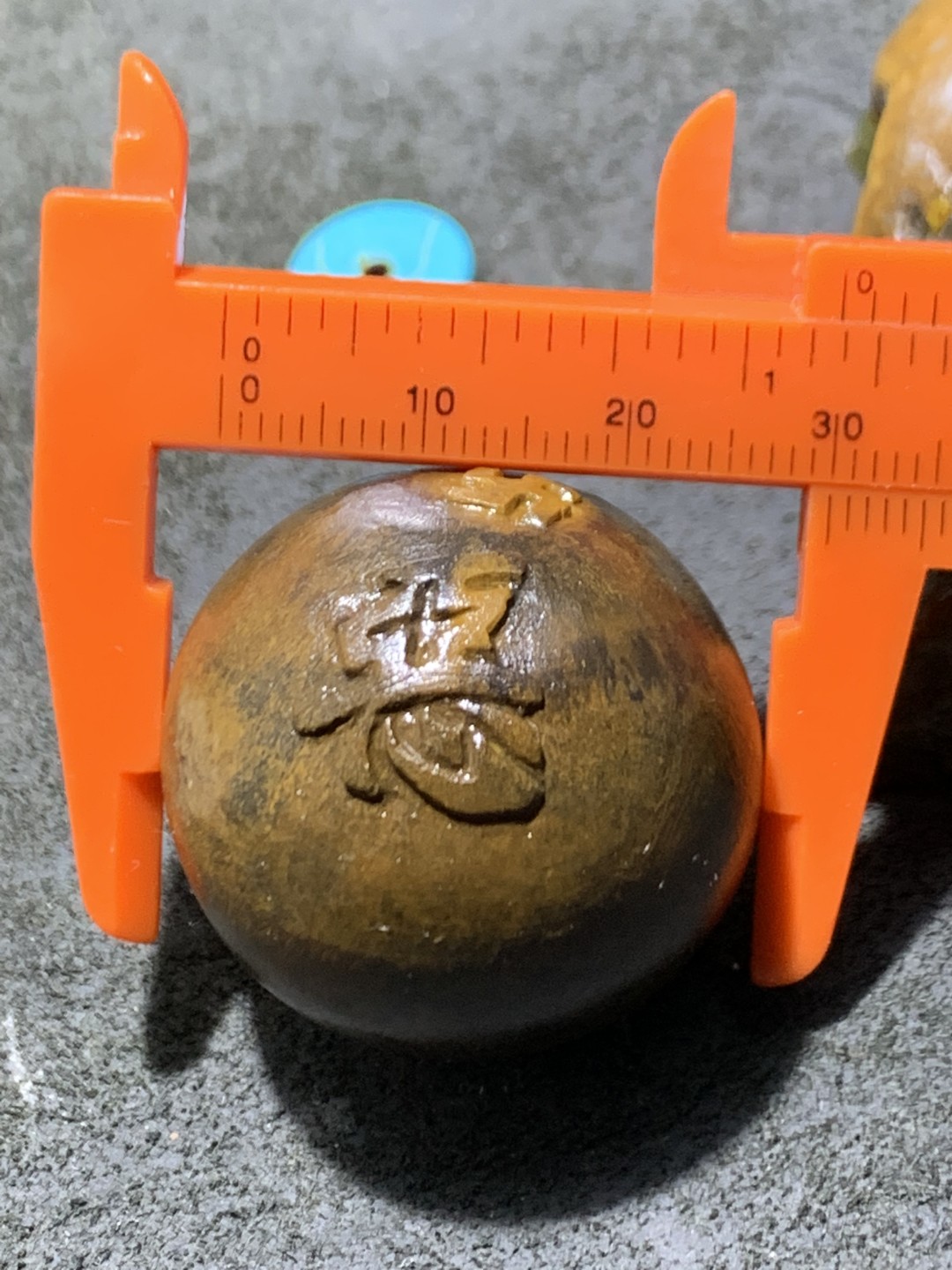 精美亚光原皮战国红玛瑙手工雕刻万字符，恶字大圆珠一颗