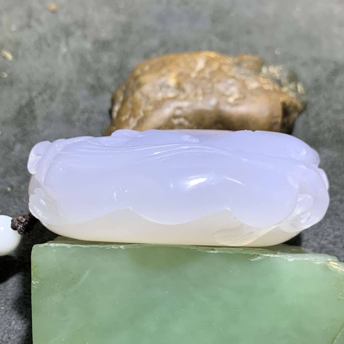 精美天然水胆玛瑙原石雕刻瑞兽送财把件一个，