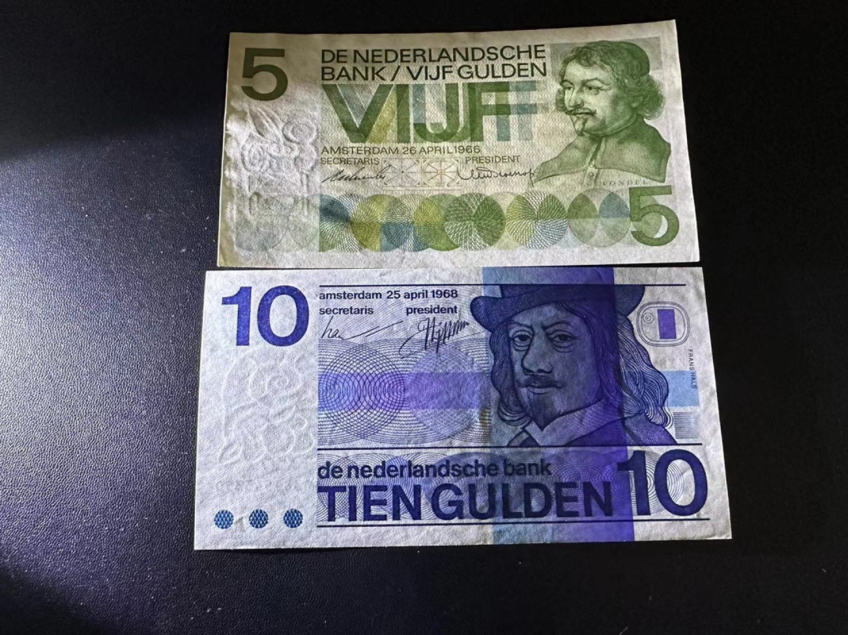 《外钞收藏家》第二百五十一期 荷兰人像版5、10盾 两张 AU-UNC-