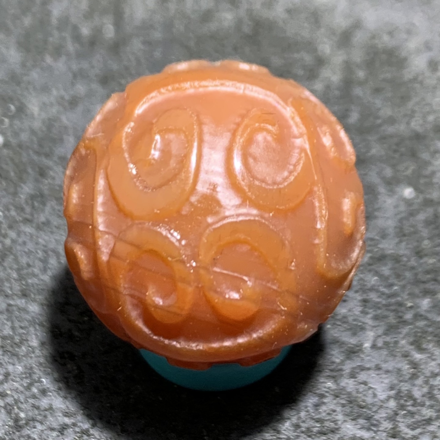 精美柿子红玛瑙雕刻回纹珠一颗，