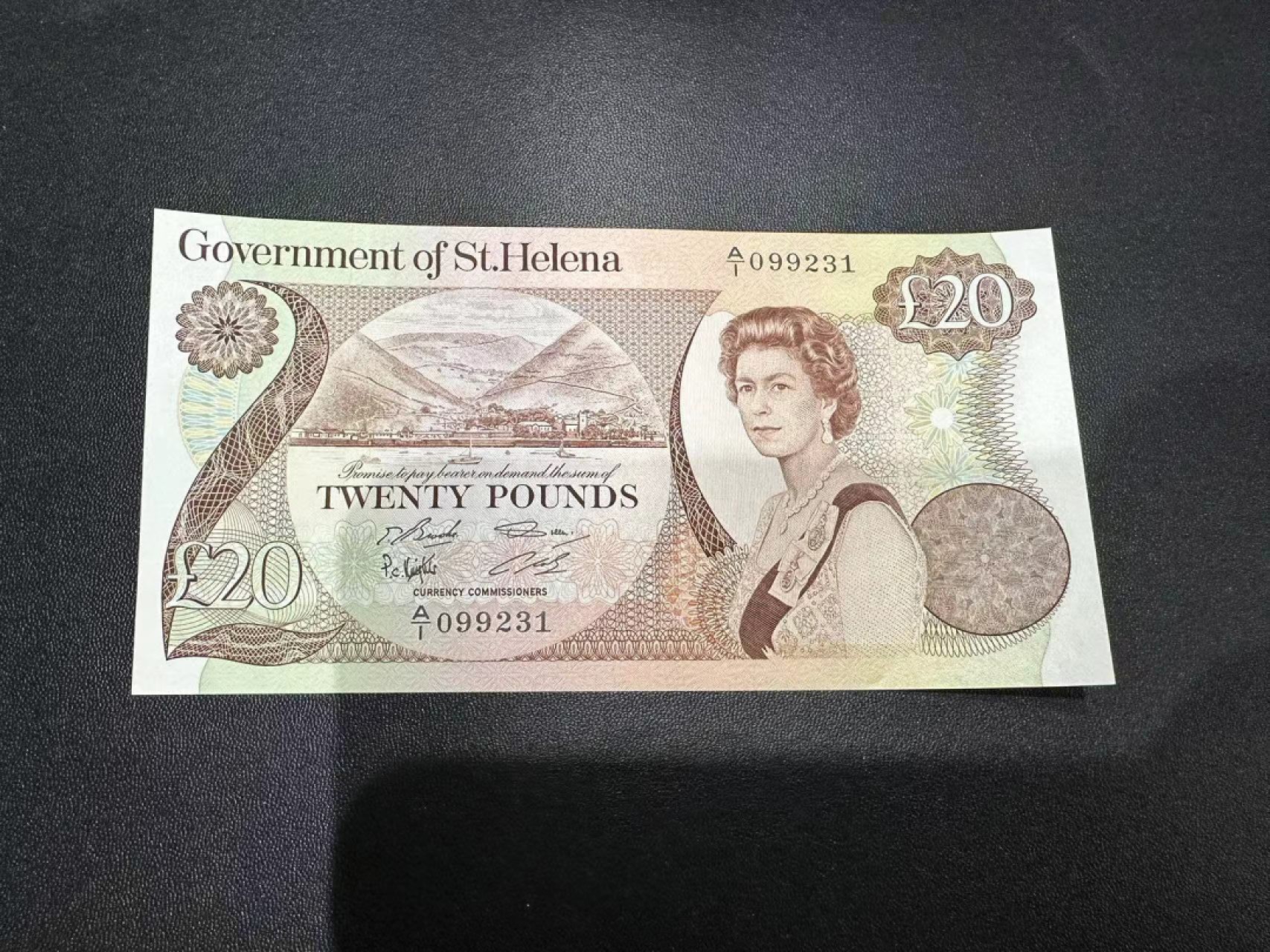 《外钞收藏家》第二百五十一期 圣赫勒拿群岛20镑 A/1冠 全新UNC 无47