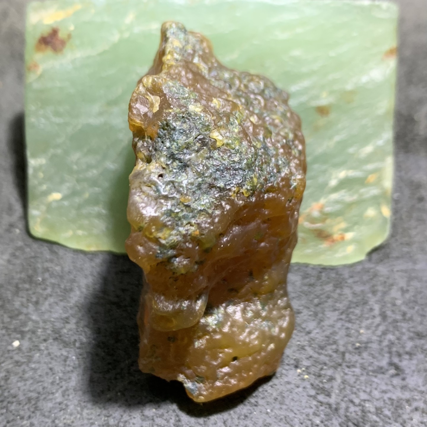 放福利！精美天然酒红色绿草花纹阿拉善玛瑙原石一颗，