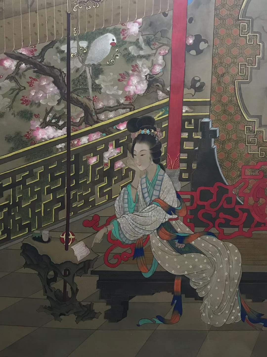 唐寅手绘仕女画 画工精细 色彩绚丽 下笔流畅自然 线条优美 刻画人物栩栩如生 包浆浓厚自然 装裱精美 收藏价值高 品相完整如图