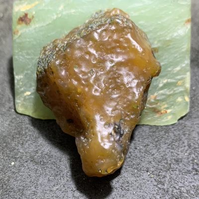 放福利！精美天然酒红色绿草花纹阿拉善玛瑙原石一颗， - 放福利！精美天然酒红色绿草花纹阿拉善玛瑙原石一颗，