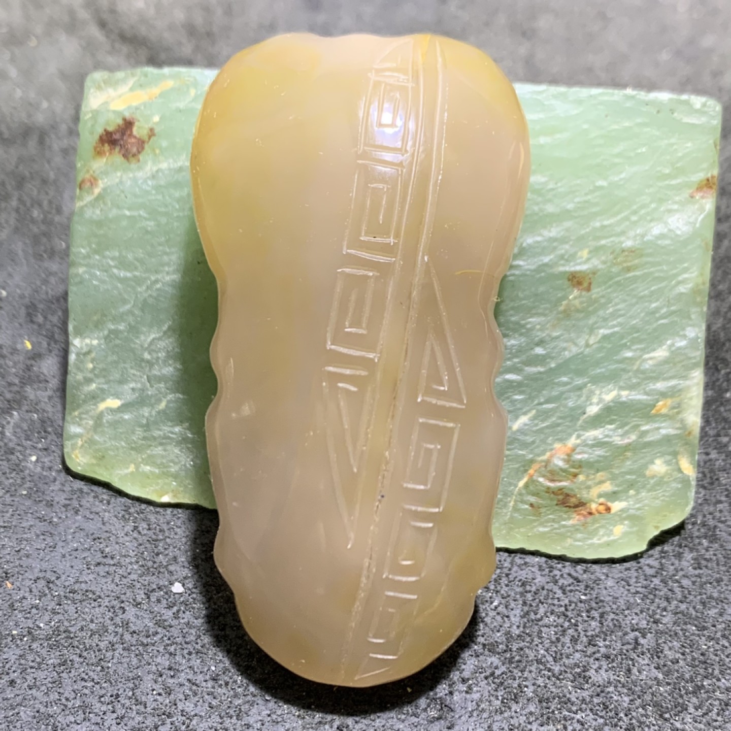 精美高润度飘金沙鸡油黄蒙料战国红玛瑙雕刻龙首把件一个！