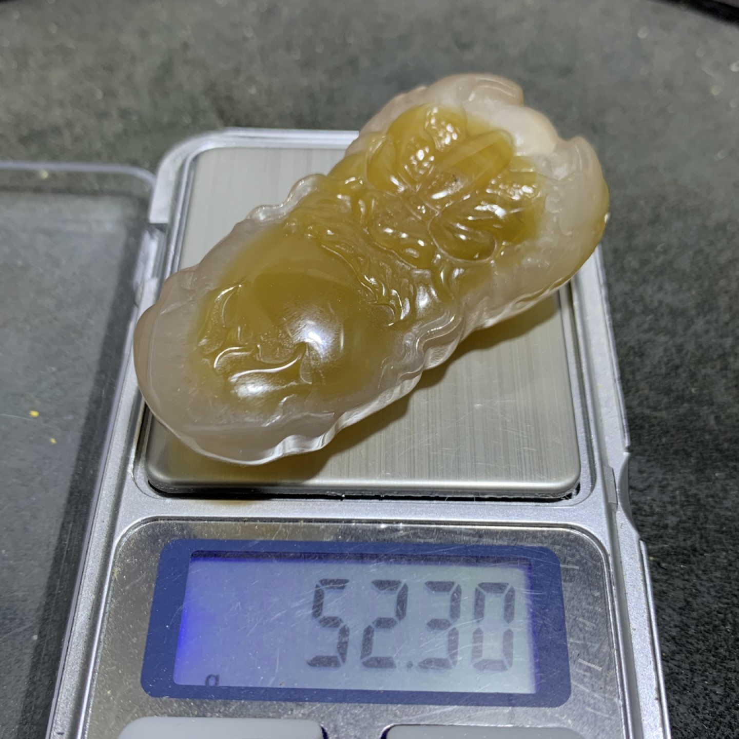 精美高润度飘金沙鸡油黄蒙料战国红玛瑙雕刻龙首把件一个！