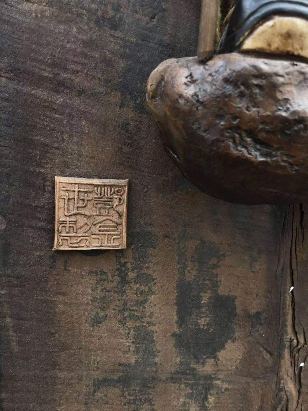 老门神一对雕刻精美 色彩搭配清晰 包浆浑厚自然 用以卫家宅 保平安 助功利 降吉祥 品相完好如图
