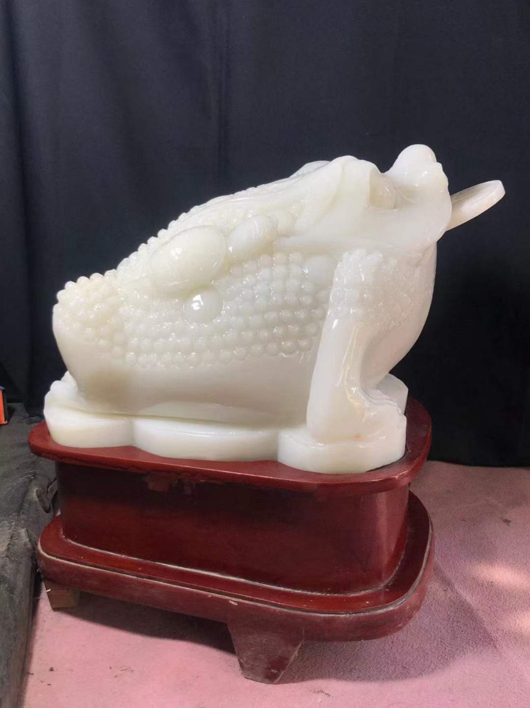 玉蟾摆件选料上乘 整料雕刻雕工精细 细腻温润寓意吉祥 镇宅辟邪转运发财 玉蟾摆件选料上乘 整料雕刻雕工精细 细腻温润寓意吉祥 镇宅辟邪转运发财