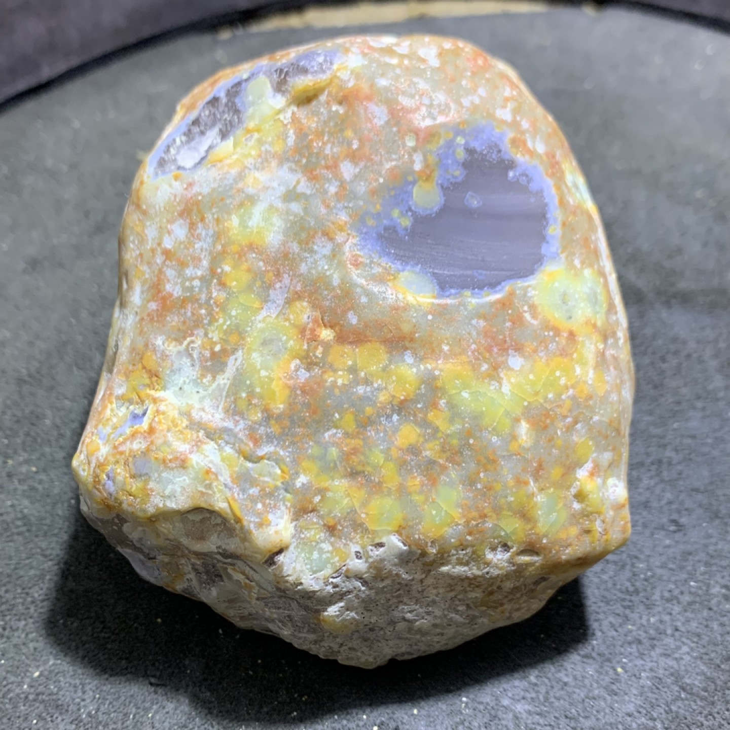 精美天然原皮玛瑙原石雕刻观音菩萨摆件，把件一个，