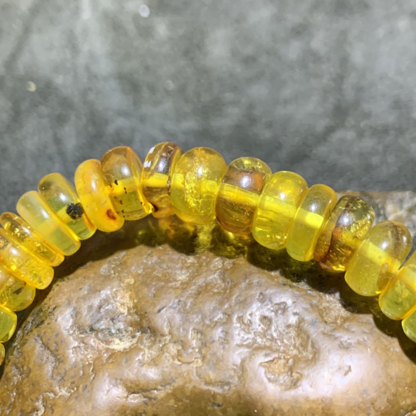 精美天然蜜蜡隔片手串1条！