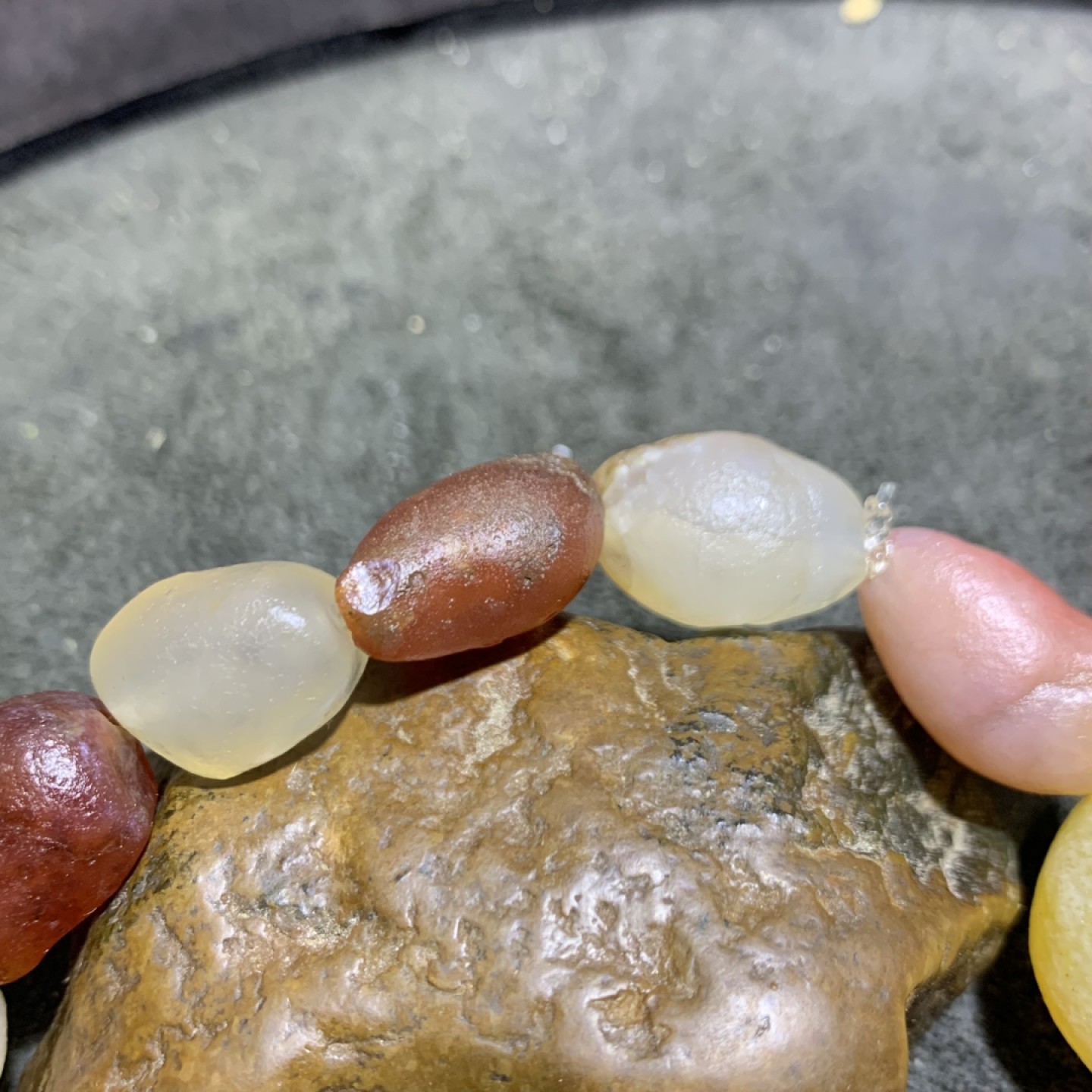 精美阿拉善彩珠玛瑙原石手串一条，