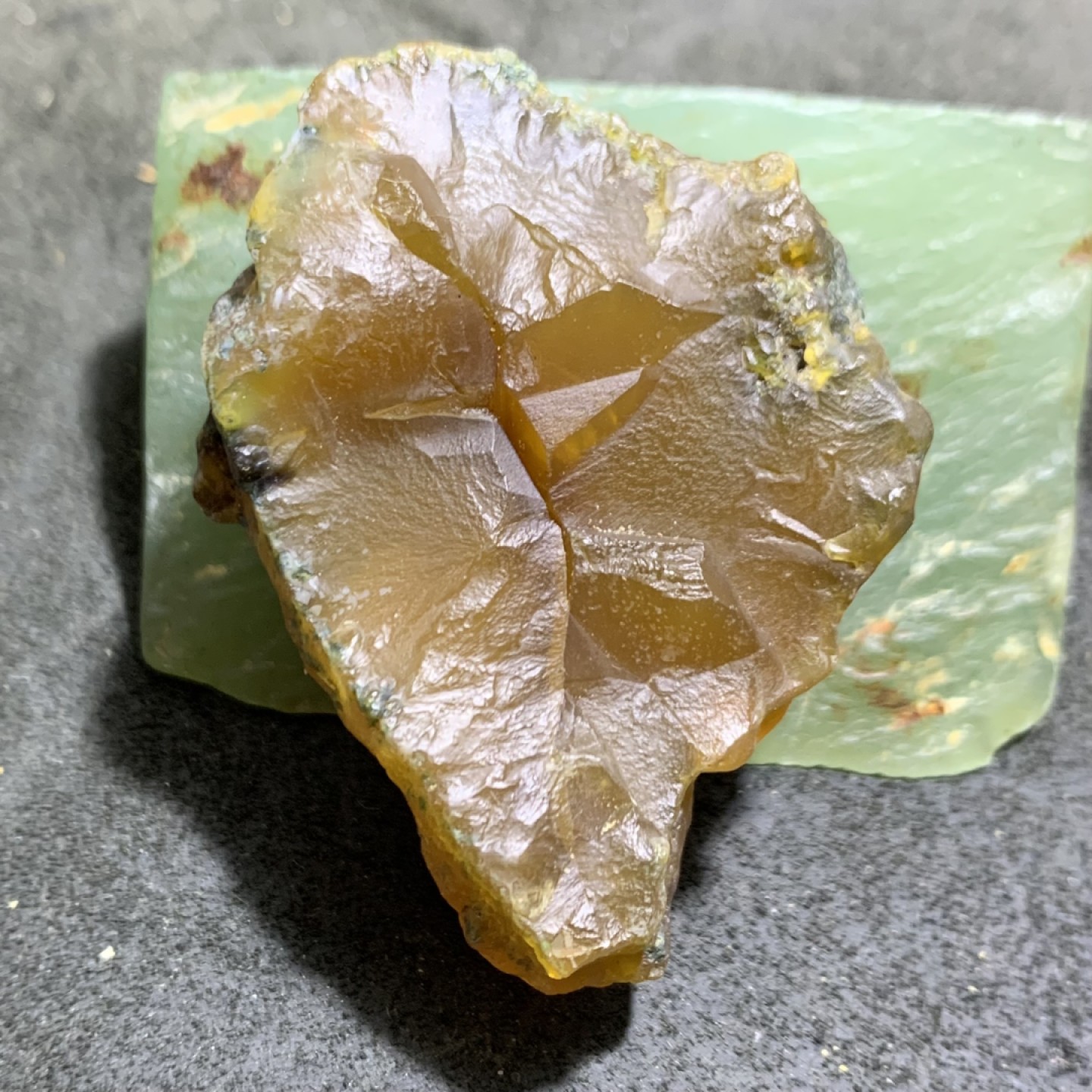 放福利！精美天然酒红色绿草花纹阿拉善玛瑙原石一颗，
