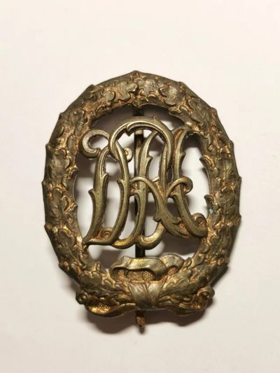 小驴勋章奖章收藏3月18号周六拍卖 -  德国金级体能证章，DRA（1913-1933），铜质铸造鎏金，背有标，佩戴品相