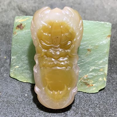 精美高润度飘金沙鸡油黄蒙料战国红玛瑙雕刻龙首把件一个！ - 精美高润度飘金沙鸡油黄蒙料战国红玛瑙雕刻龙首把件一个！