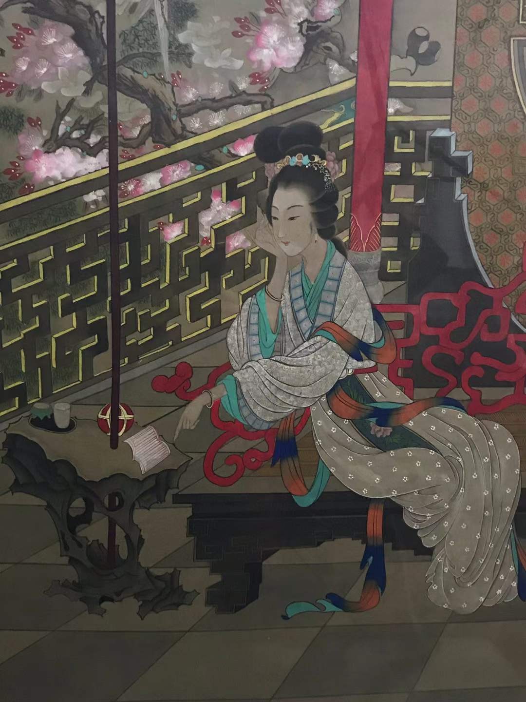 唐寅手绘仕女画 画工精细 色彩绚丽 下笔流畅自然 线条优美 刻画人物栩栩如生 包浆浓厚自然 装裱精美 收藏价值高 品相完整如图