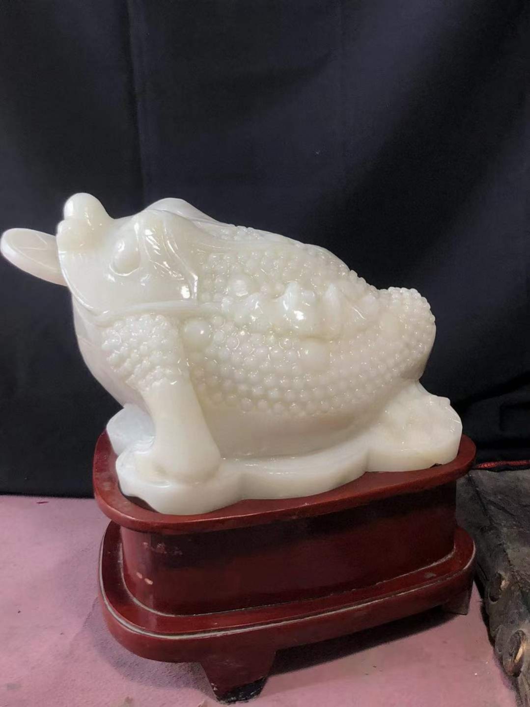 玉蟾摆件选料上乘 整料雕刻雕工精细 细腻温润寓意吉祥 镇宅辟邪转运发财 玉蟾摆件选料上乘 整料雕刻雕工精细 细腻温润寓意吉祥 镇宅辟邪转运发财