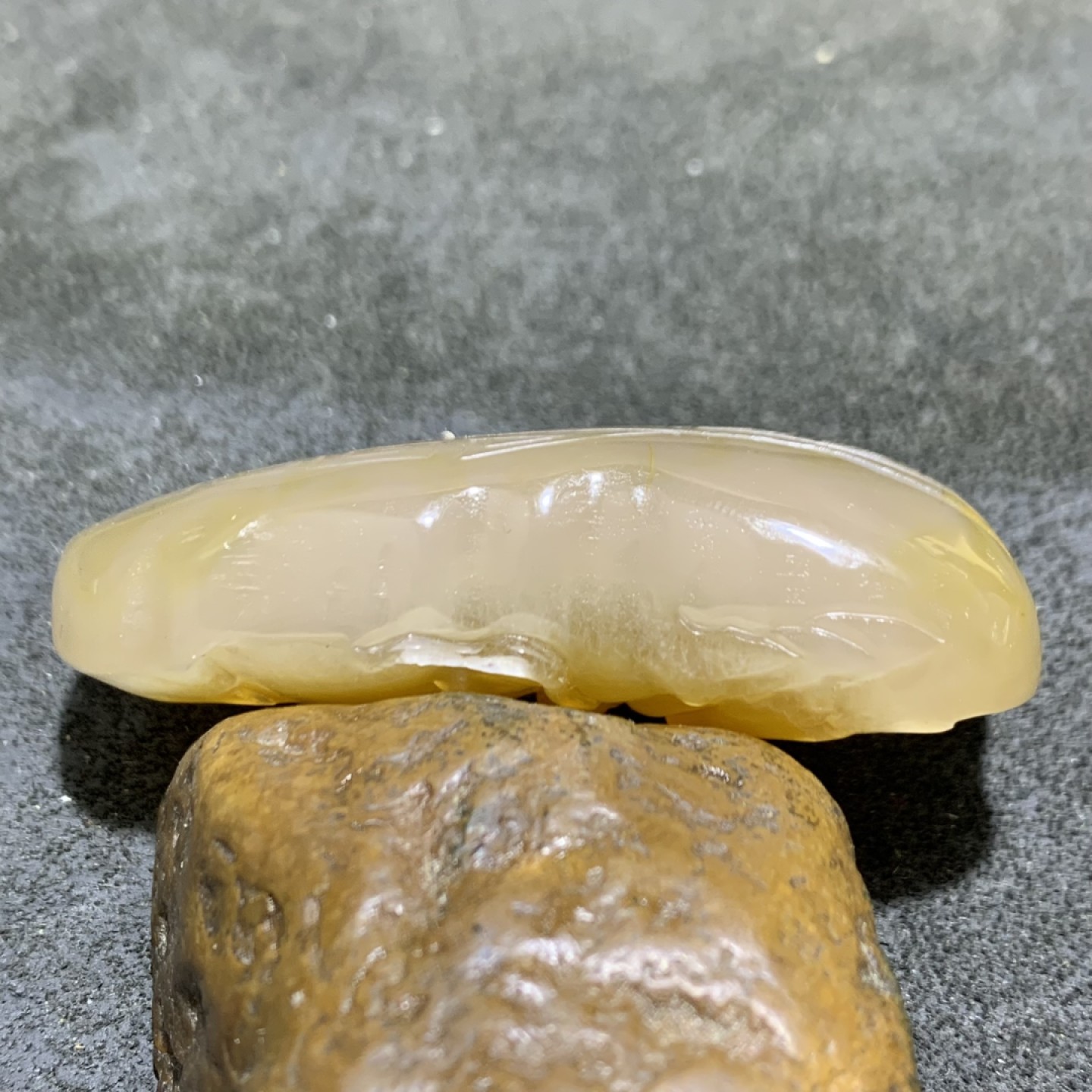 精美高润度飘金沙鸡油黄蒙料战国红玛瑙雕刻龙首把件一个！