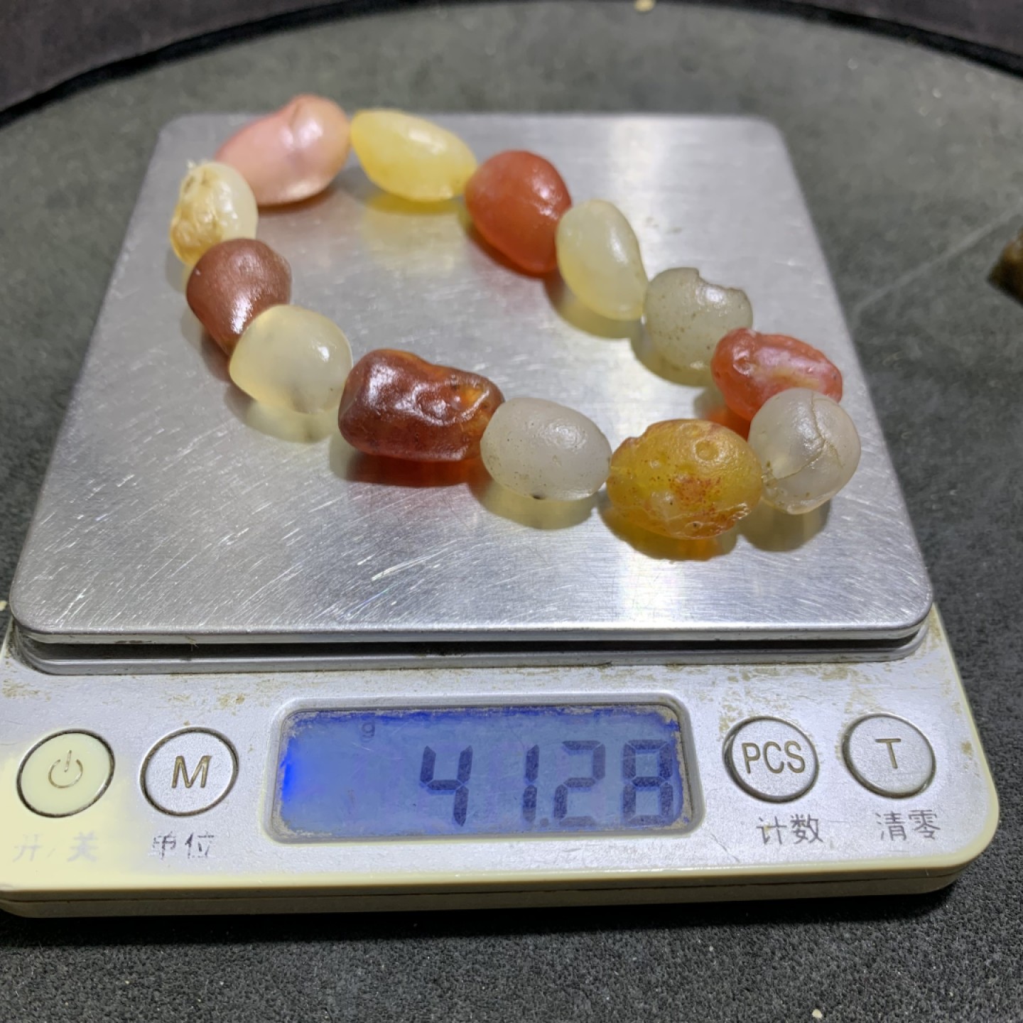 精美阿拉善彩珠玛瑙原石手串一条，