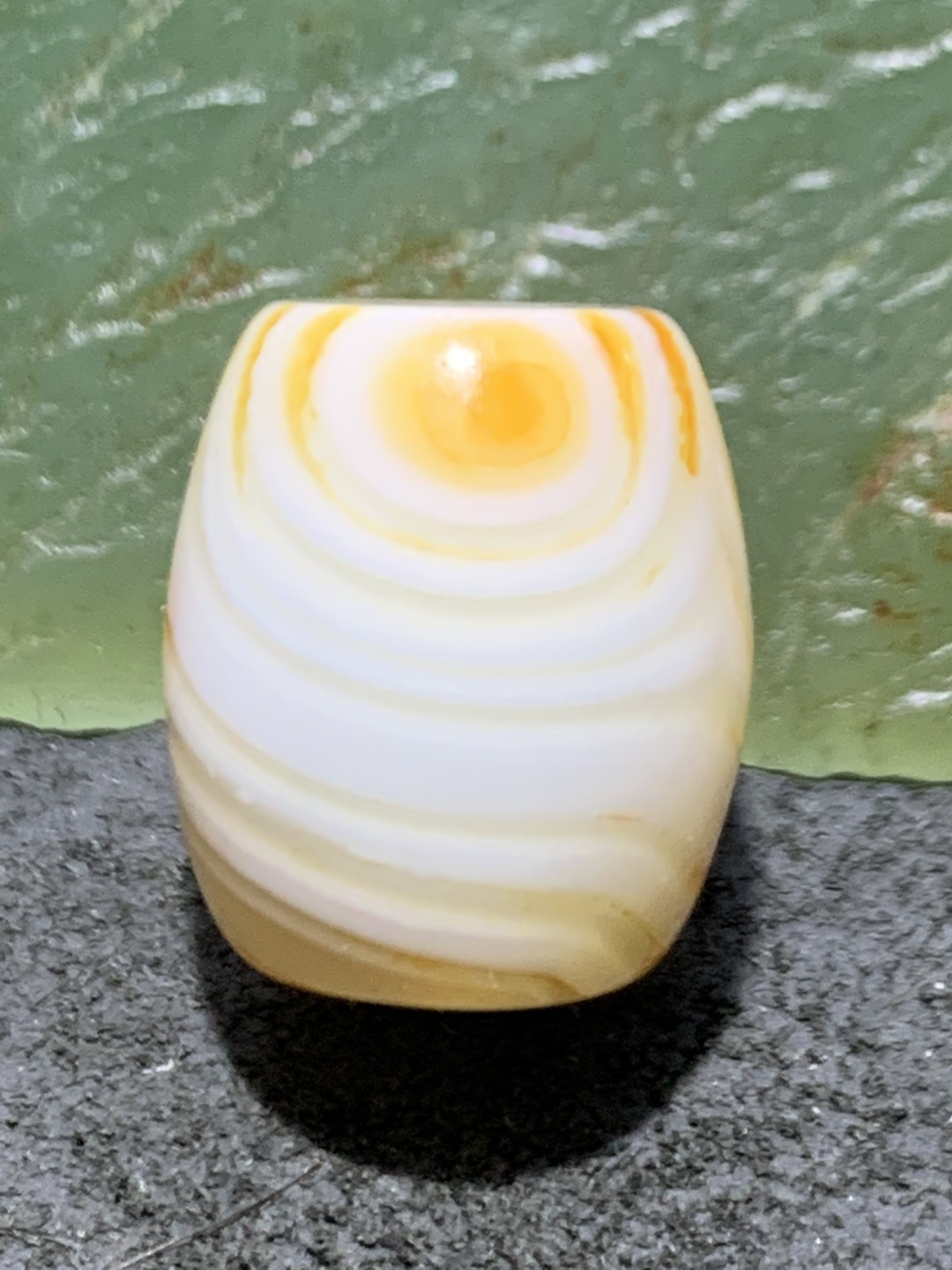 精美高玉化天眼千层纹缠丝玛瑙随形桶珠一个，