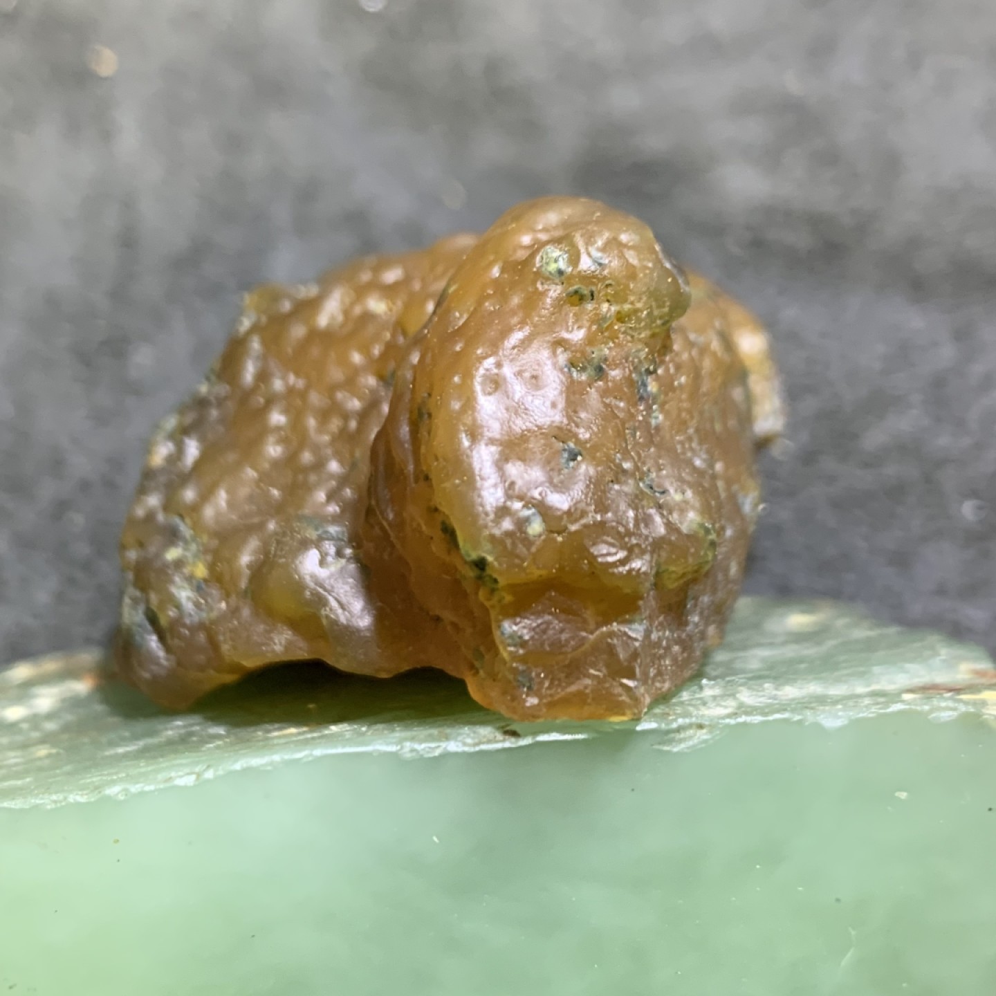 放福利！精美天然酒红色绿草花纹阿拉善玛瑙原石一颗，