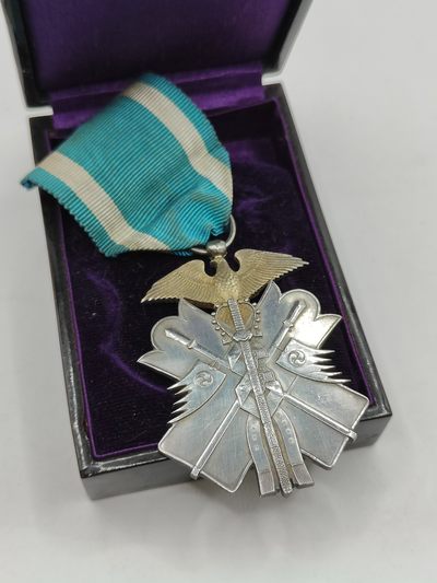 全场0元起拍 第39期 咸鱼国勋章拍卖专场 3月19日（周日）下午6：00开始 - 美品 日本二战时期七级金鸱勋章 纯银带盒