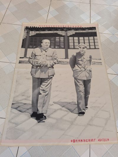 文革时期丝绸画伟人丝质画一幅 早年收藏，保存完好，伟大的毛主席和他的亲密战友，长约72厘米，宽49厘米，可以装裱在相框，细节如图，老物件越留越值钱，喜欢的朋友不要错过 - 文革时期丝绸画伟人丝质画一幅 早年收藏，保存完好，伟大的毛主席和他的亲密战友，长约72厘米，宽49厘米，可以装裱在相框，细节如图，老物件越留越值钱，喜欢的朋友不要错过