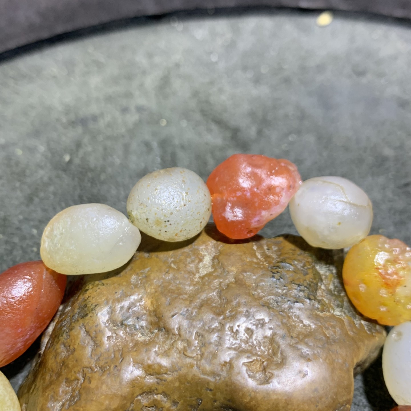 精美阿拉善彩珠玛瑙原石手串一条，