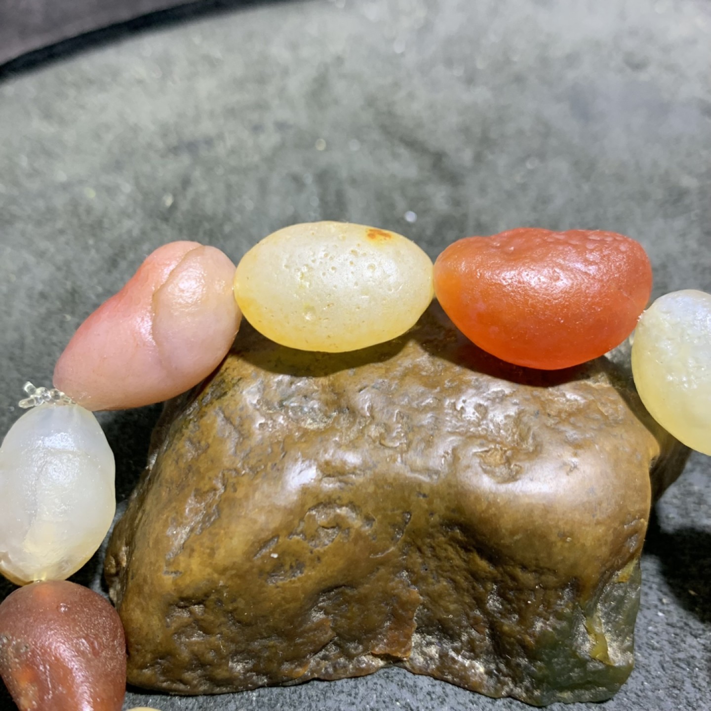 精美阿拉善彩珠玛瑙原石手串一条，