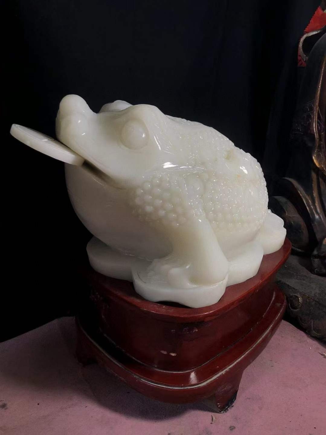 玉蟾摆件选料上乘 整料雕刻雕工精细 细腻温润寓意吉祥 镇宅辟邪转运发财 玉蟾摆件选料上乘 整料雕刻雕工精细 细腻温润寓意吉祥 镇宅辟邪转运发财