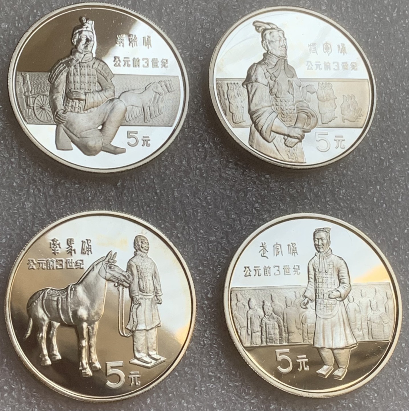 瓶子🏺第83期拍卖会 1984年兵马俑4枚精制套  原盒证  木制原盒