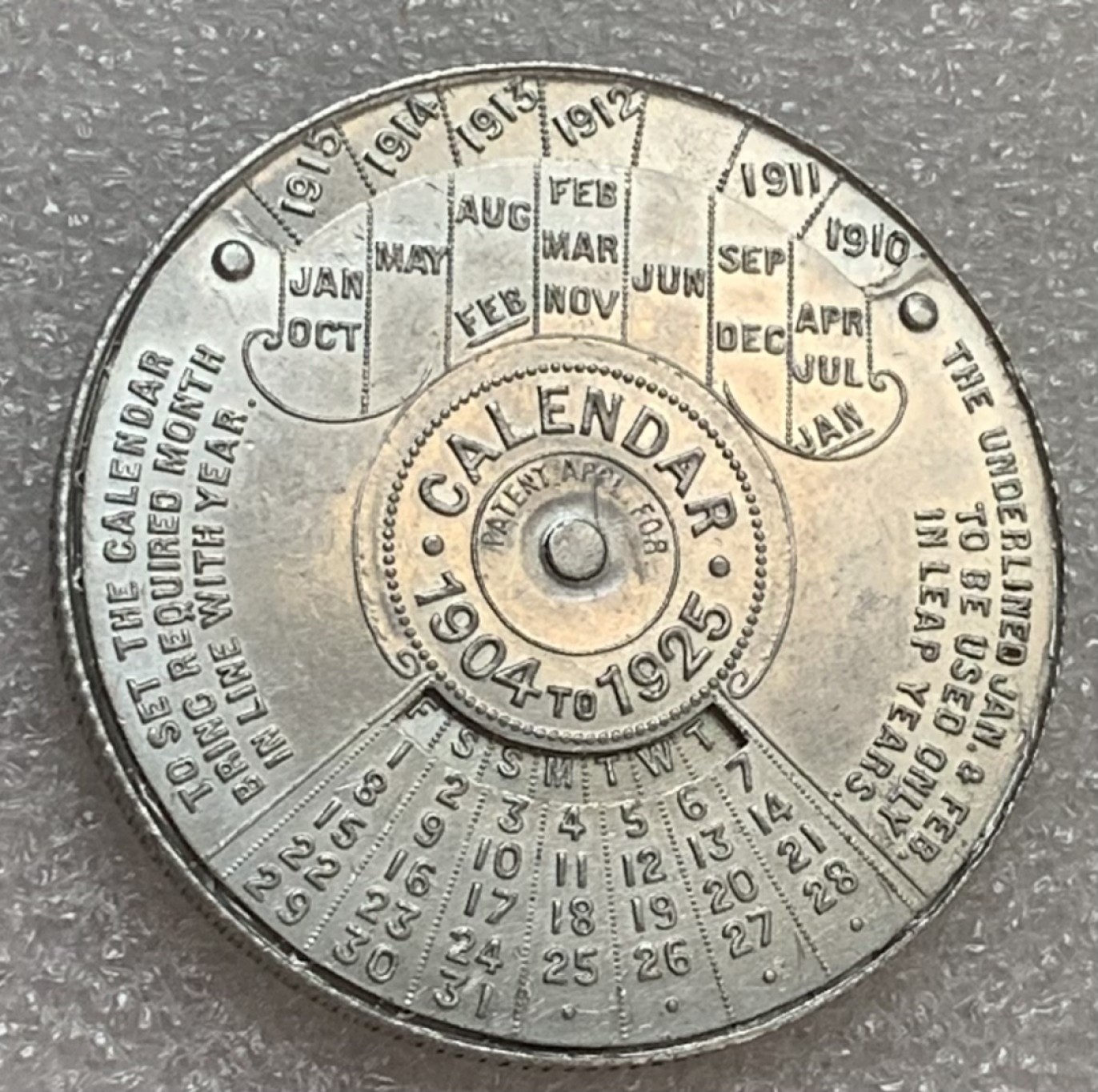 瓶子🏺第83期拍卖会 英国1904-1925年爱德华七世铝制万年历纪念章