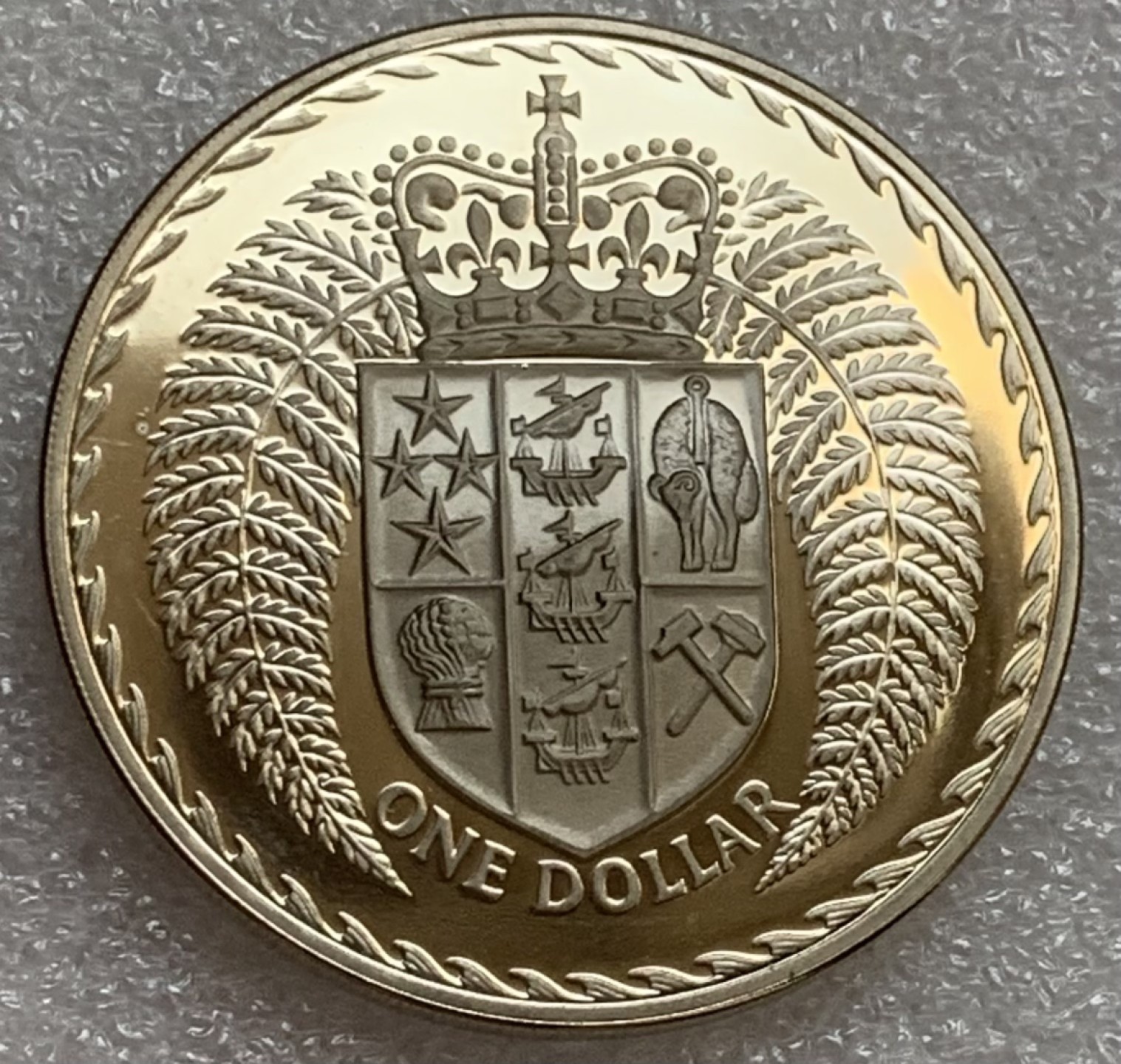 瓶子🏺第83期拍卖会 新西兰1967年1元克朗精制纪念币 十进位制货币发行10周年 女皇 盾牌