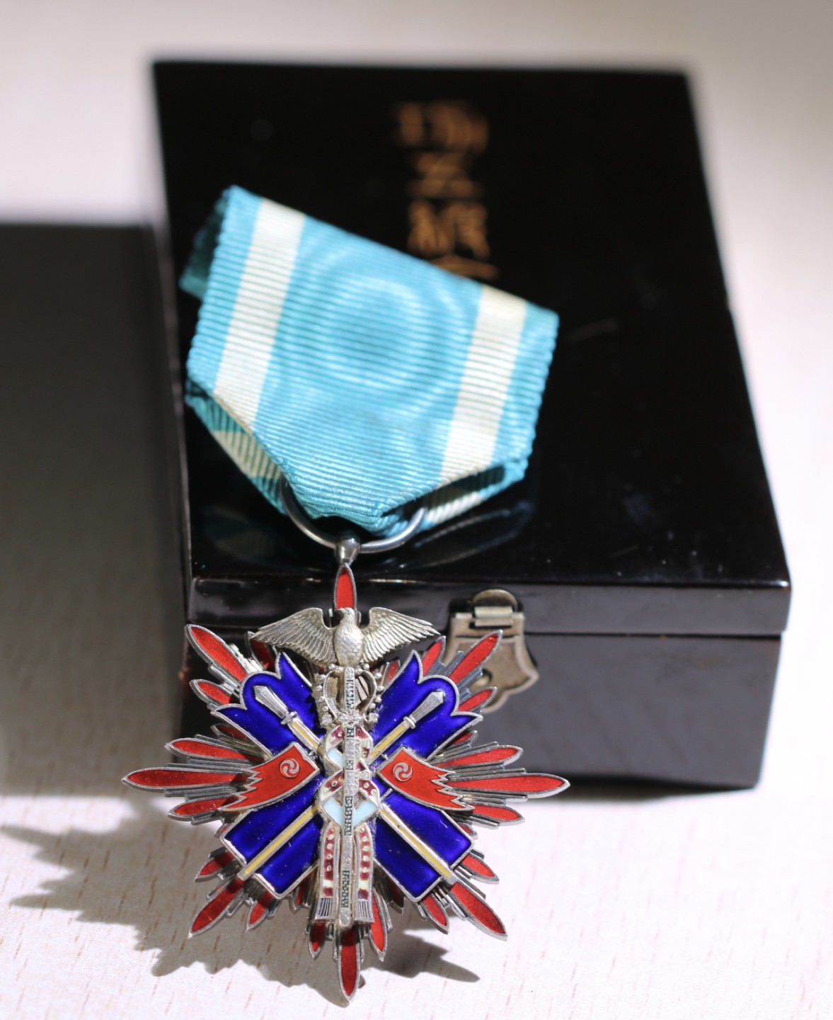 大猫徽章拍卖第218期  勿忘国耻   功五金鸟（少见早期甲午鸟 薄板）状态极好