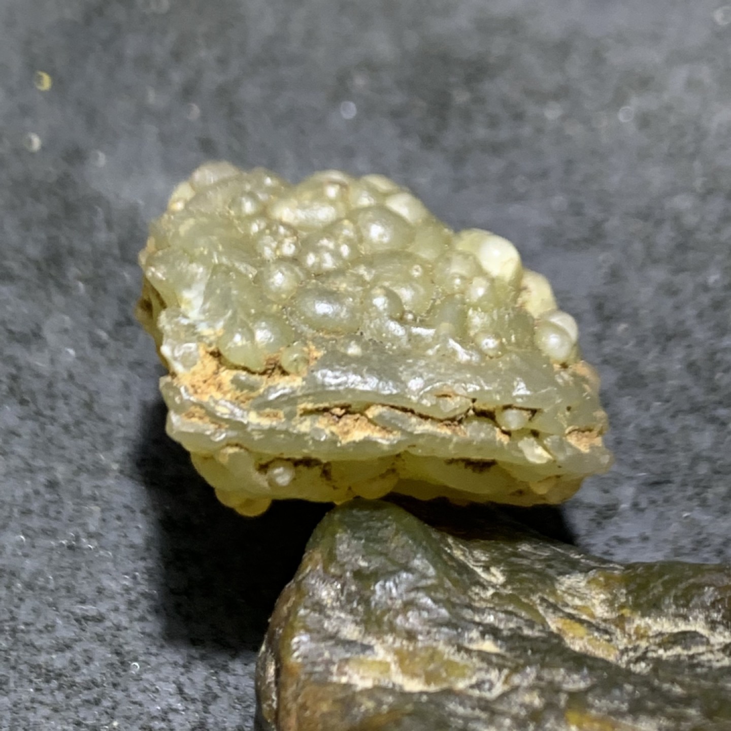 精美戈壁鱼籽纹筋脉筋脉石小原石一颗，