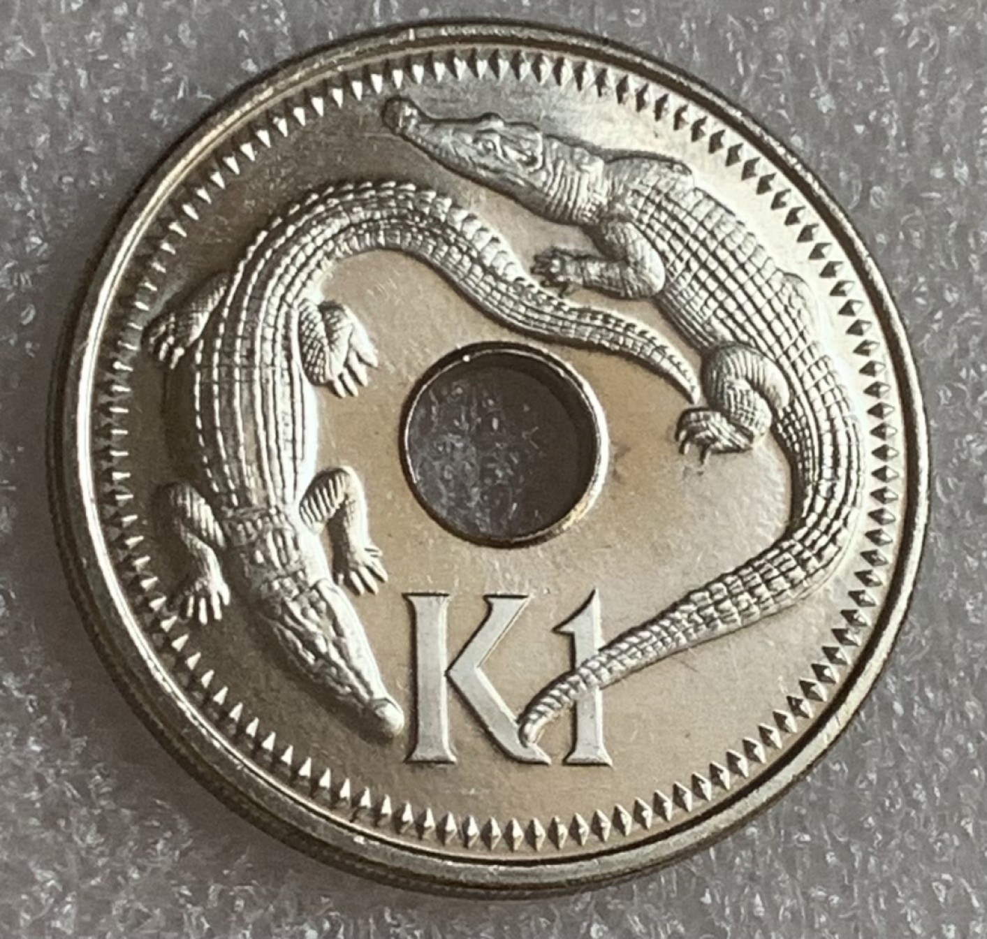 瓶子🏺第83期拍卖会 巴布亚新几内亚2010年1基纳硬币 带圆孔钱币  原光