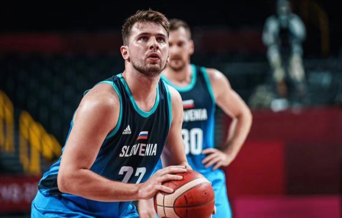 零元拍：“欧罗巴新王”NBA未来门面——卢卡-东契奇亲签斯洛文尼亚国家队东京奥运会战袍！