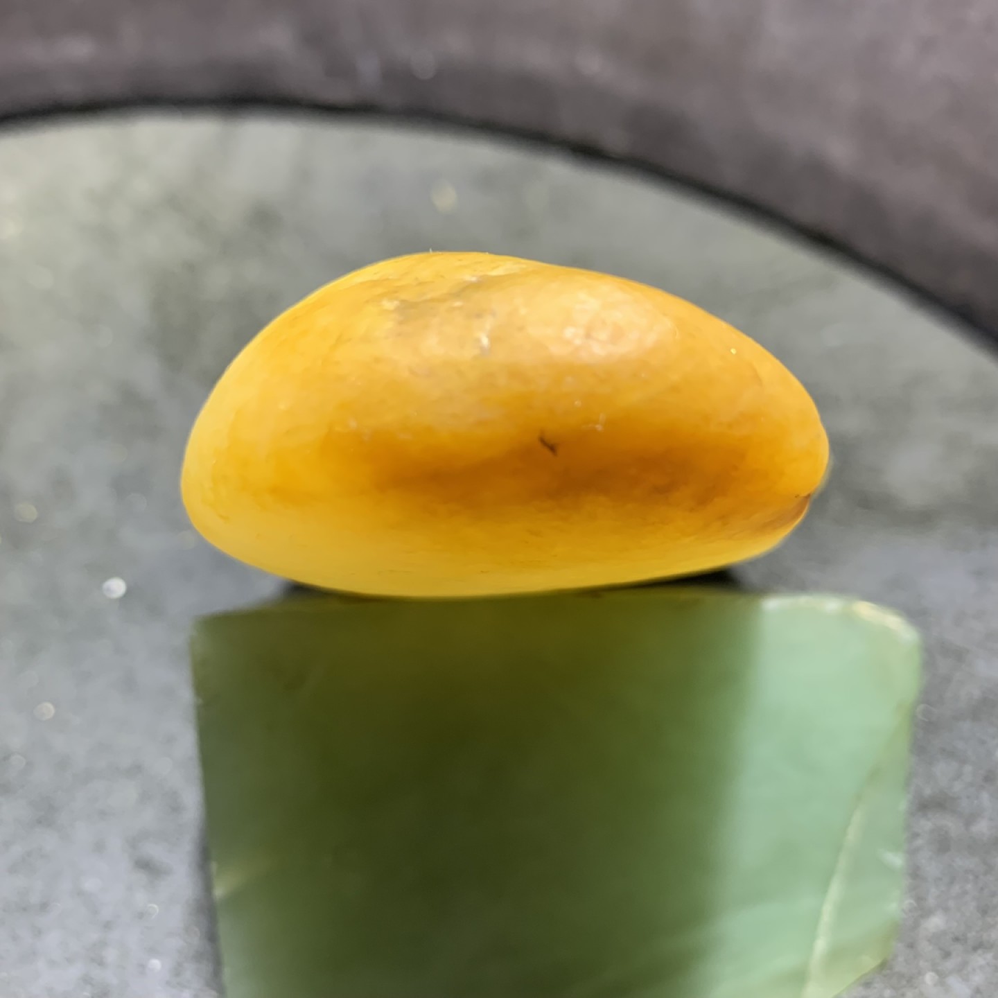 精美天然地表黄白料金丝玉籽料原石一块，