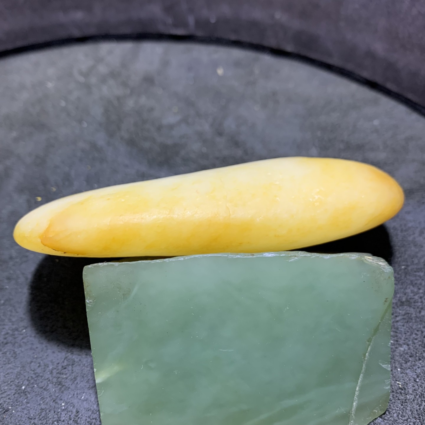 精美天然地表黄白料金丝玉籽料原石一块，
