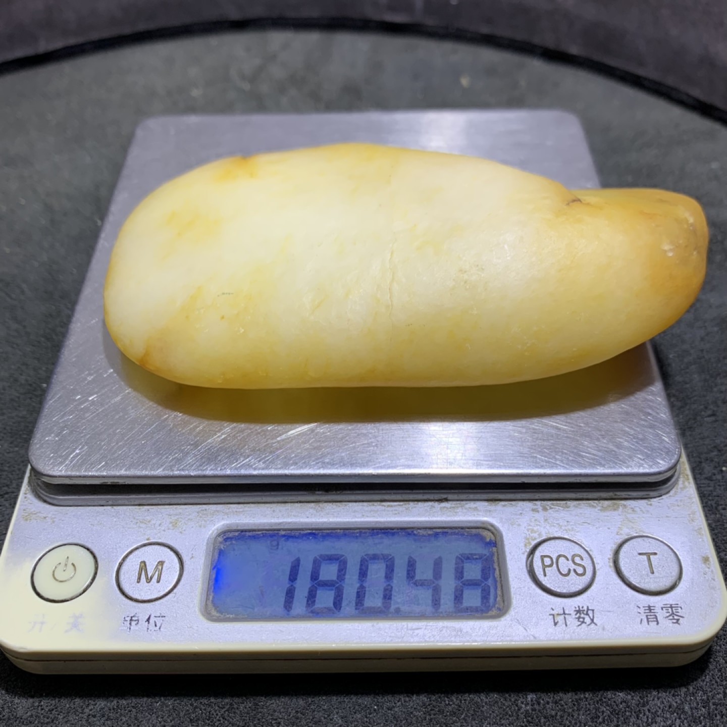 精美天然地表黄白料金丝玉籽料原石一块，