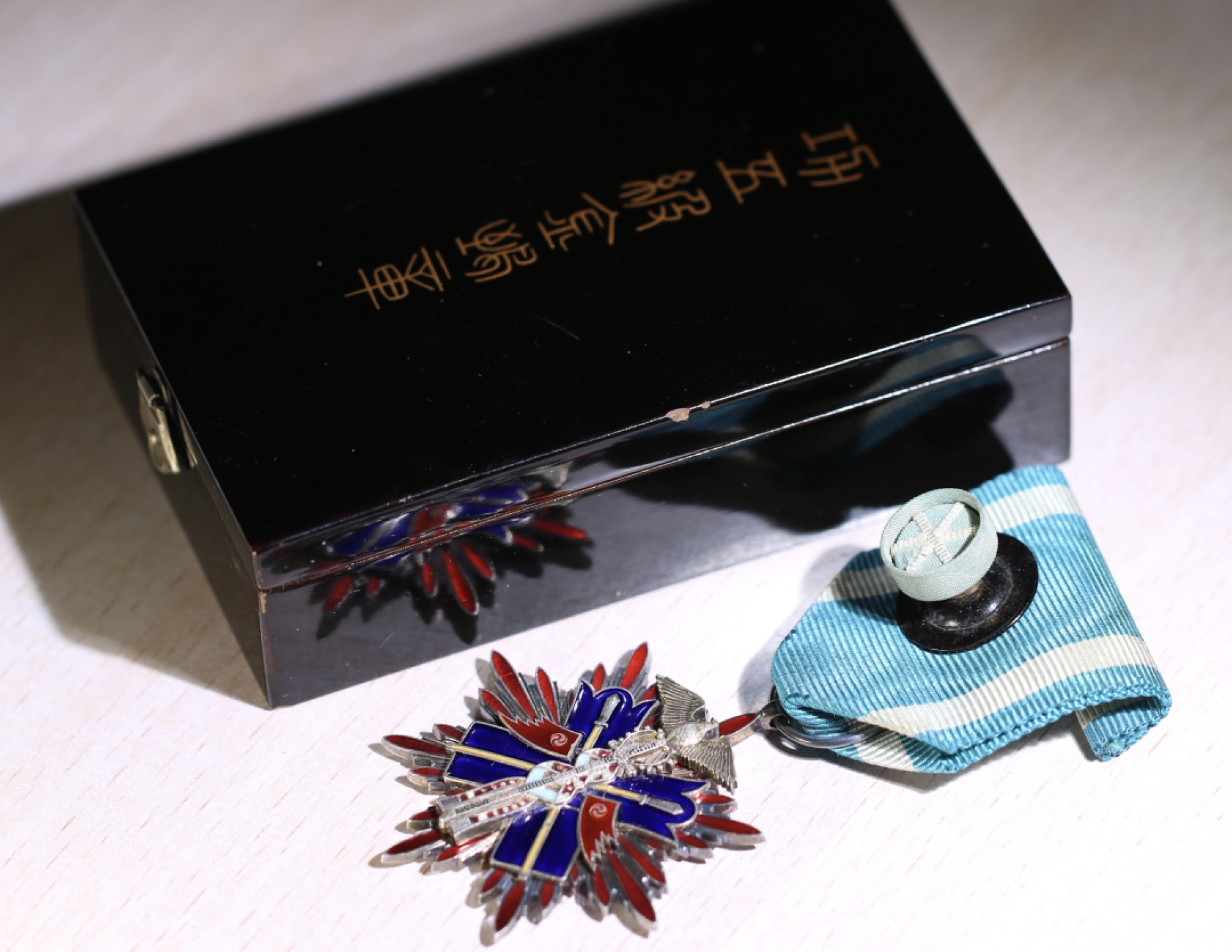 大猫徽章拍卖第218期  勿忘国耻   功五金鸟（少见早期甲午鸟 薄板）状态极好