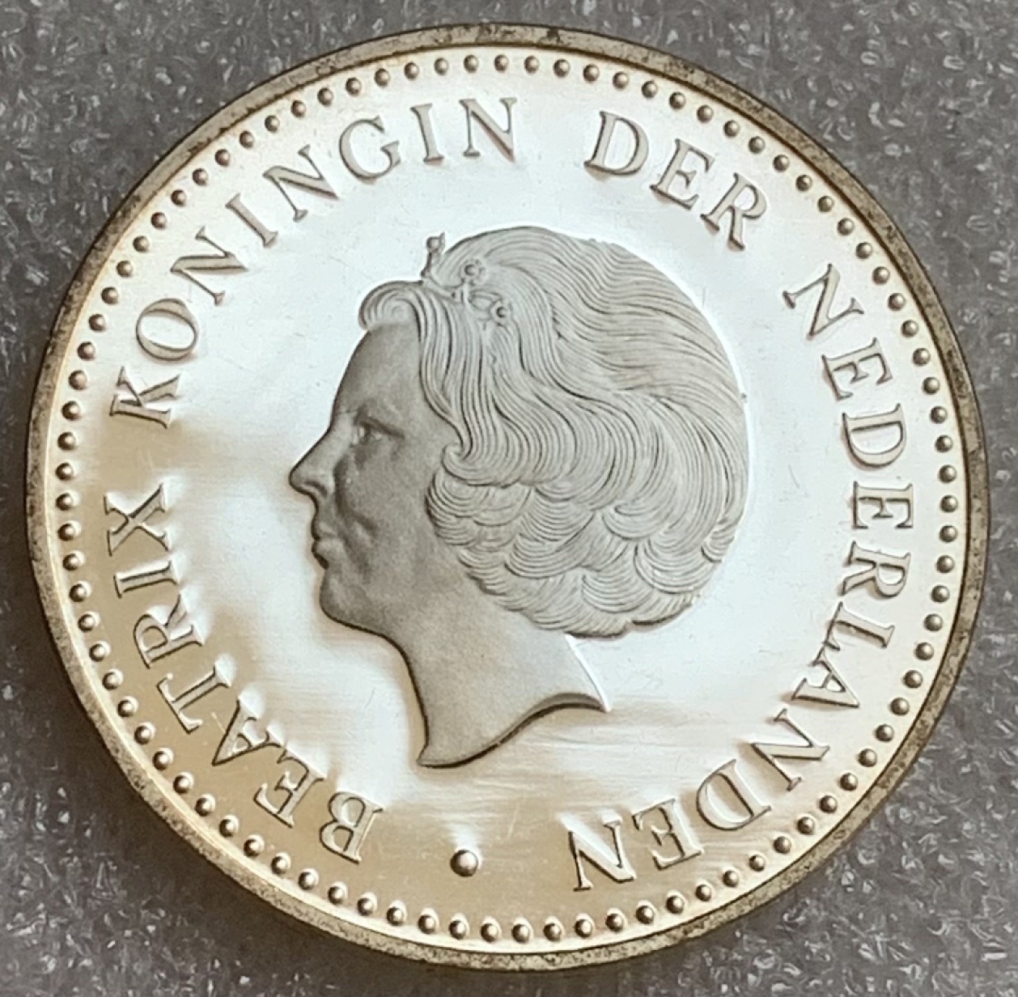 瓶子🏺第83期拍卖会 荷兰1980年50盾精制银币  原盒