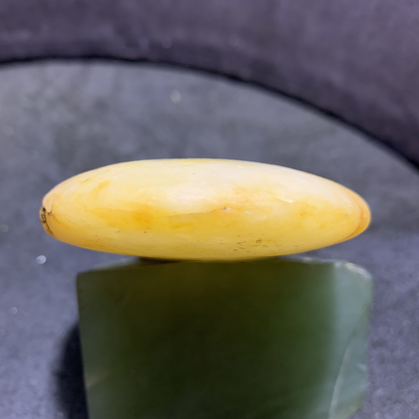 精美天然地表黄白料金丝玉籽料原石一块，