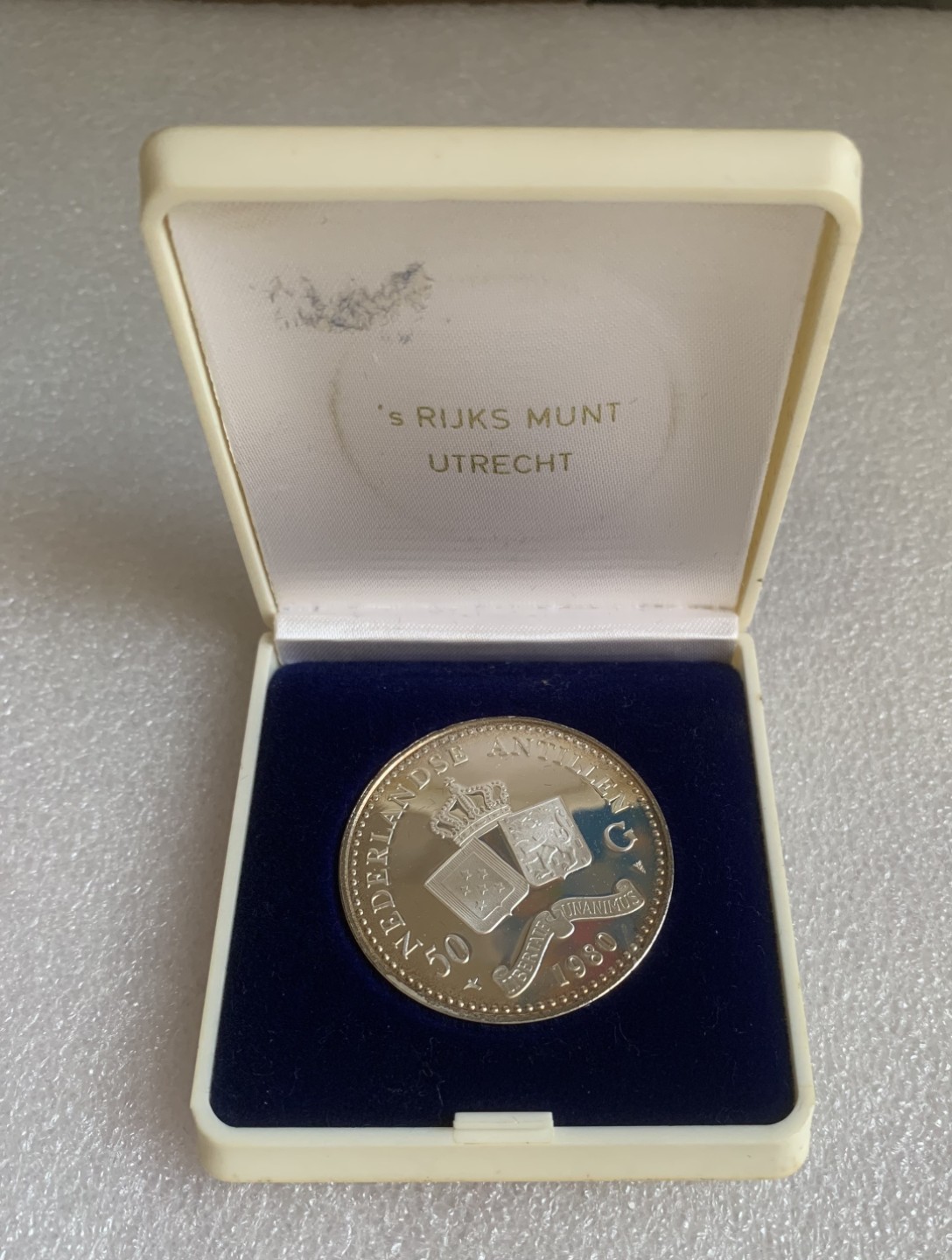 瓶子🏺第83期拍卖会 荷兰1980年50盾精制银币  原盒