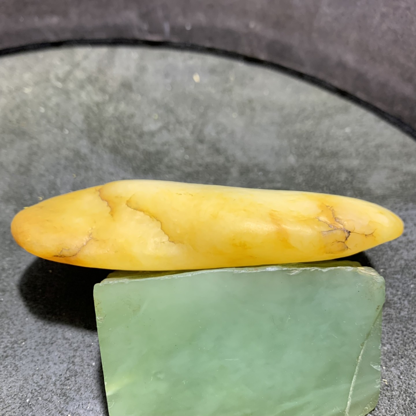 精美天然地表黄白料金丝玉籽料原石一块，