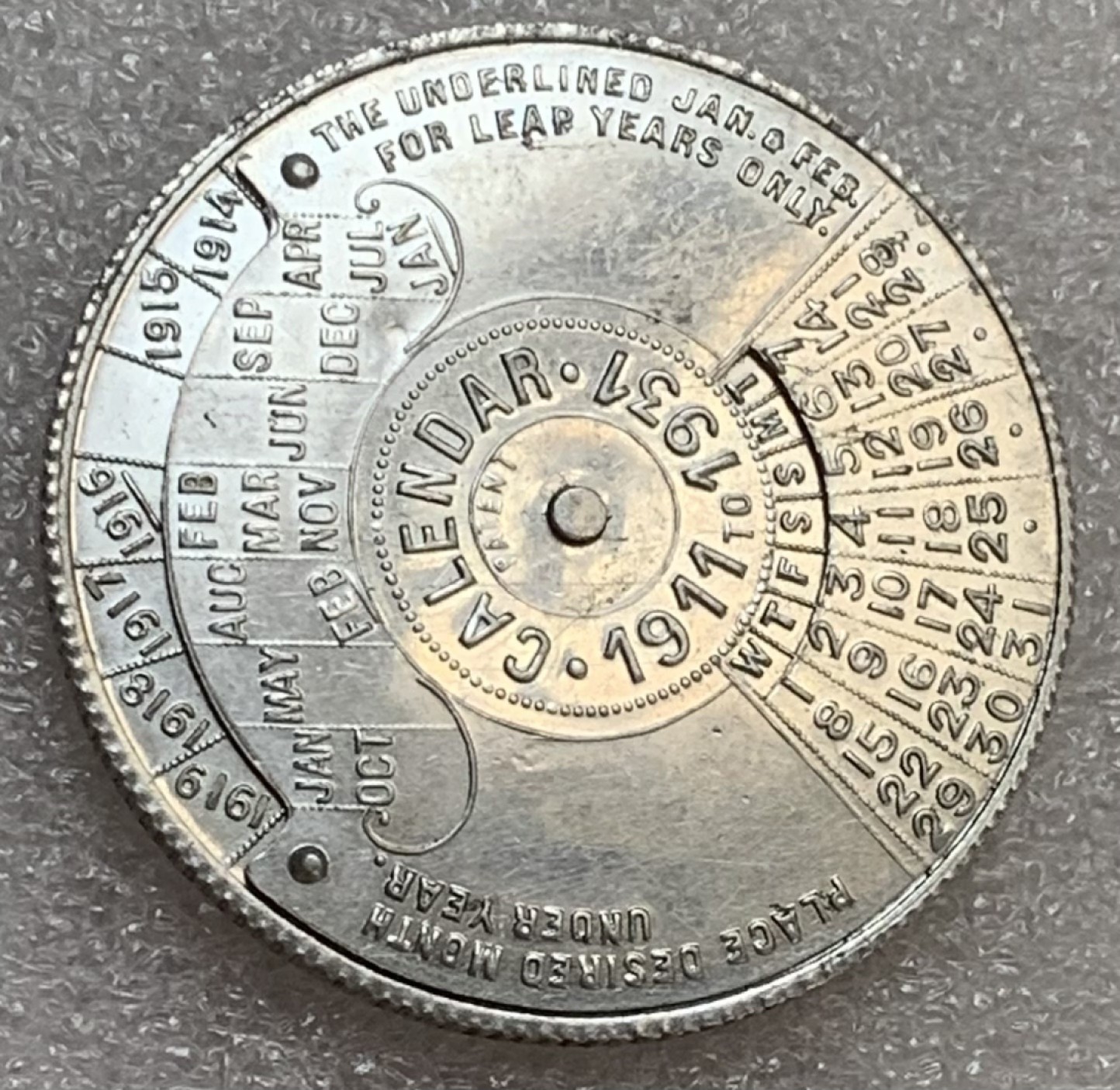 瓶子🏺第83期拍卖会 英国1911-1931年乔治五世铝制万年历纪念章