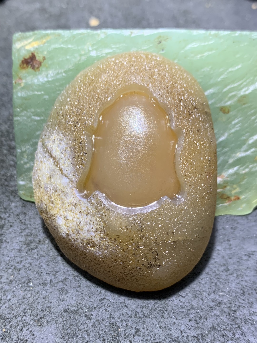 精美原皮高玉化冻料蒙料晶洞战国红玛瑙手工影雕工艺佛影把件一个，