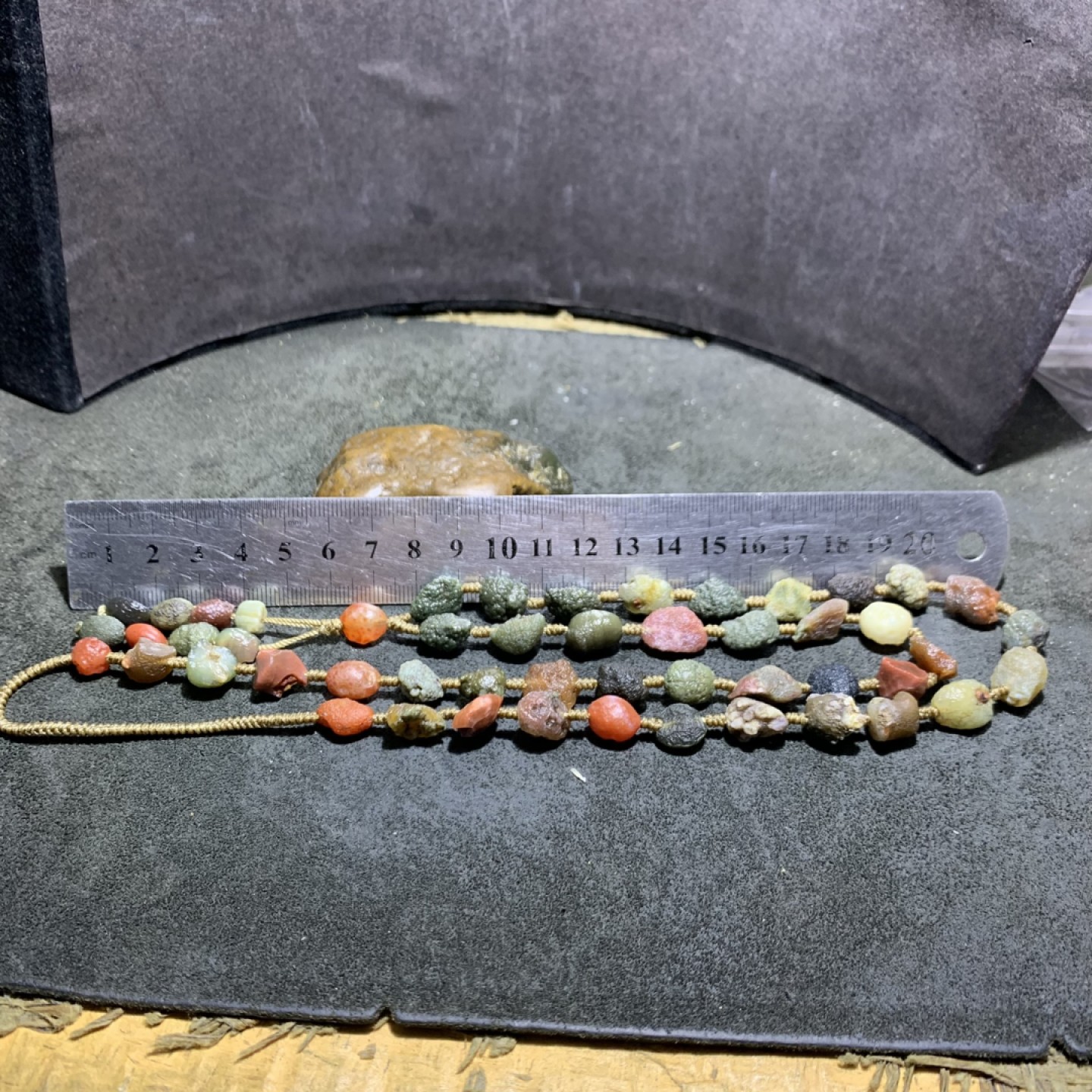 精美新疆黑山筋脉石玛瑙原石项链一条，